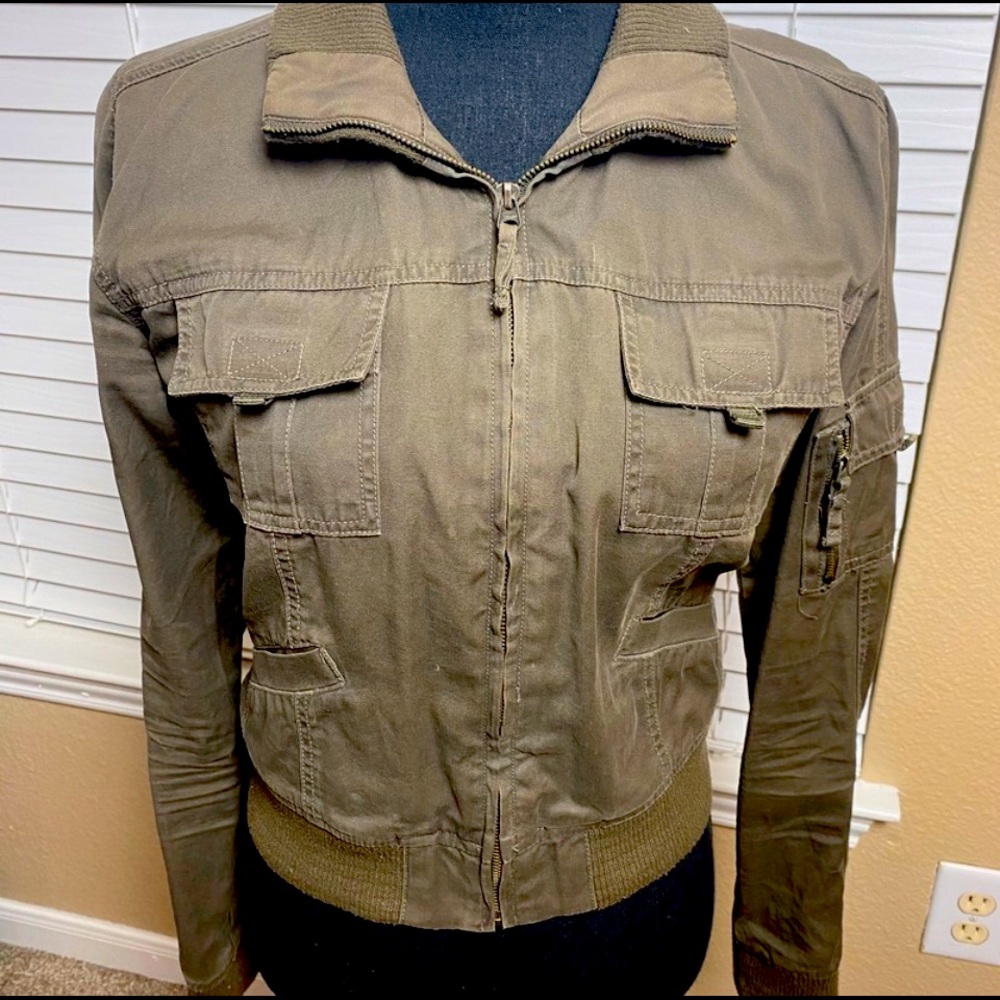 Trendy Short Army Green Jacket w/Pockets SIZE: M